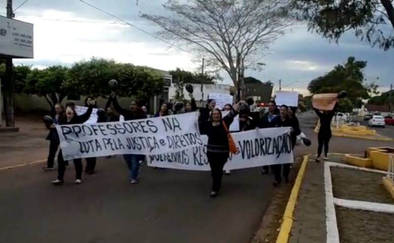 Professores foram as ruas na manh&atilde; dessa quinta-feira em Anauril&acirc;ndia - Foto: Reprodu&ccedil;&atilde;o
